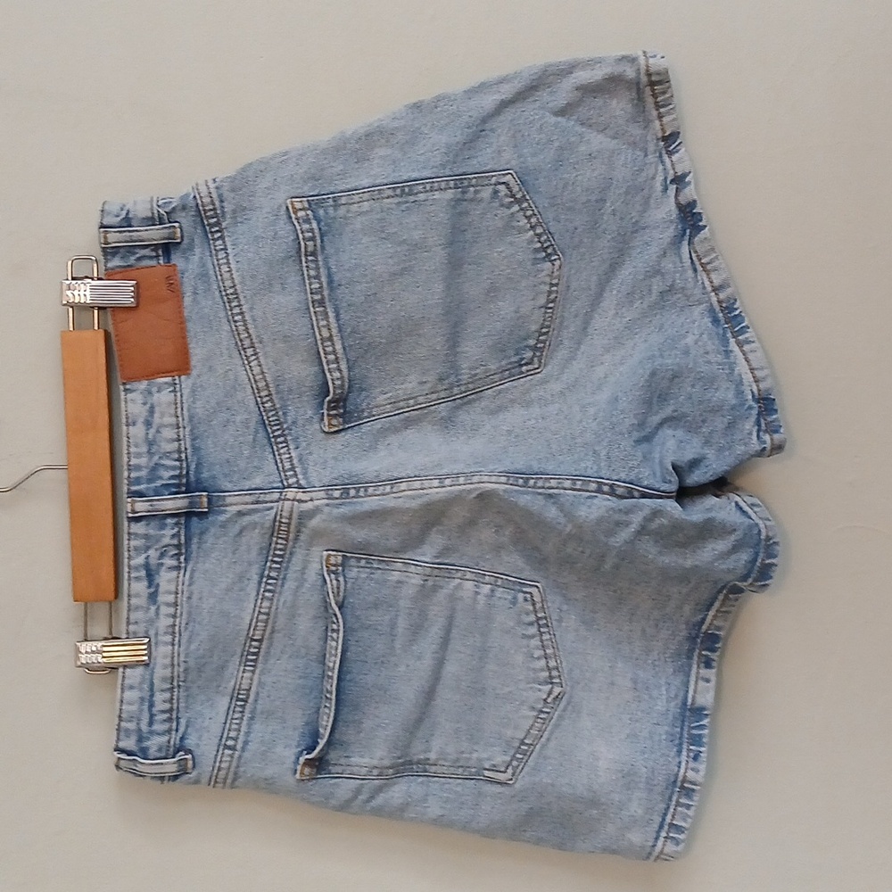 Zara Women's Light Wash High Waisted Jean Shorts Size 10 - Picture 4 of 6